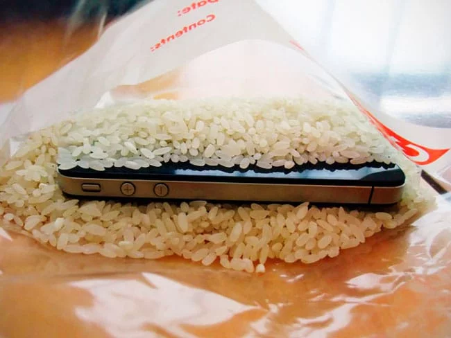 iPhone mojado en una bolsa con arroz