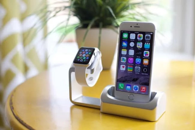 Apple Watch y iPhone 6 en dock
