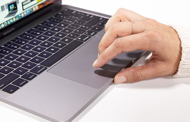 Cómo configurar un MacBook para que desactive el trackpad al conectar un ratón