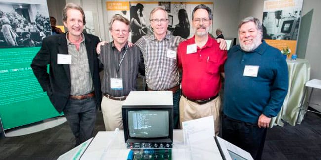 Steve Wozniak junto a un Apple I