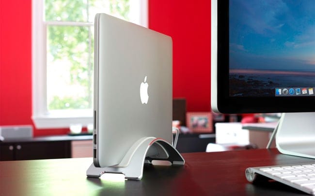 MacBook con la tapa cerrada conectado a una pantalla externa